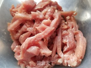 鱼香肉丝的做法步骤：1