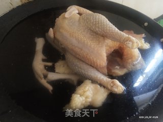 白切鸡的做法步骤：1