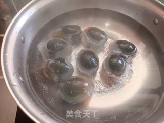 过年必备 尖椒皮蛋的做法步骤：2