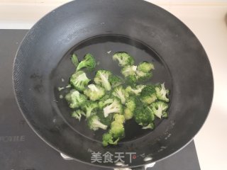 白灼虾仁西兰花的做法步骤：2