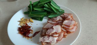 蒜苗炒腊肉的做法步骤：2