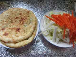 大白菜炒烧饼的做法步骤：1
