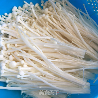 高汤烧菌菇豆腐的做法步骤：1