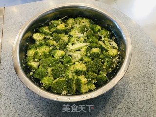 火麻油西兰花蒸口蘑的做法步骤：1