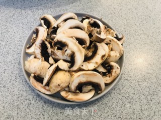 火麻油西兰花蒸口蘑的做法步骤：2