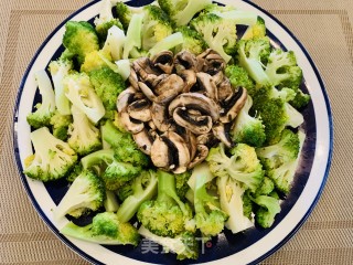 火麻油西兰花蒸口蘑的做法步骤：4