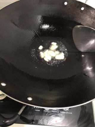 蒜末菠菜的做法步骤：1