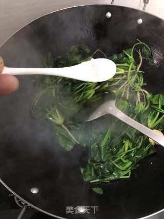 蒜末菠菜的做法步骤：3