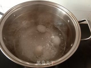 香辣皮蛋的做法步骤：1