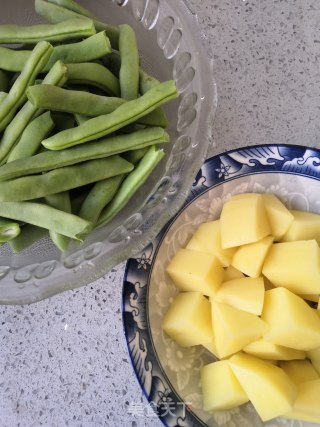 红烧牛肉土豆豆角的做法步骤：1