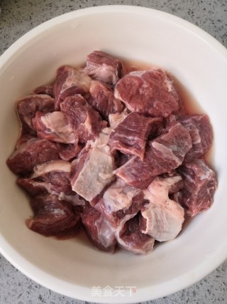 红烧牛肉土豆豆角的做法步骤：2