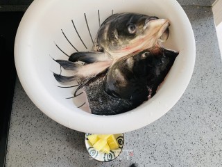 汤鲜味美的鱼头豆腐汤的做法步骤：1