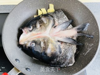 汤鲜味美的鱼头豆腐汤的做法步骤：3