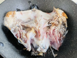 汤鲜味美的鱼头豆腐汤的做法步骤：4