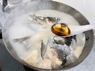 汤鲜味美的鱼头豆腐汤的做法步骤：6