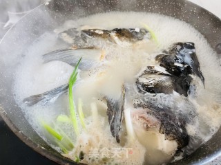 汤鲜味美的鱼头豆腐汤的做法步骤：7