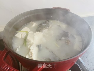 汤鲜味美的鱼头豆腐汤的做法步骤：8