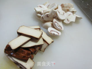 蒜薹蘑菇炒香干的做法步骤：2