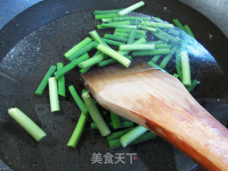 蒜薹蘑菇炒香干的做法步骤：3