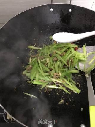 芹菜炒肉丝的做法步骤：4