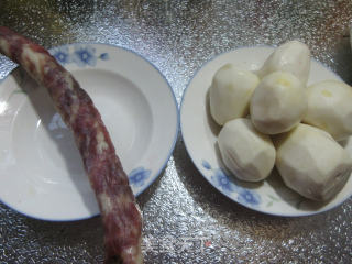 香肠炖芋艿的做法步骤：1