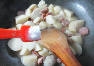 香肠炖芋艿的做法步骤：7