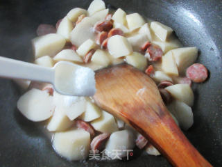 香肠炖芋艿的做法步骤：8