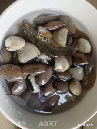 海鲜粥的做法步骤：1