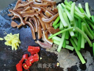 蒜苗炒猪耳的做法步骤：1