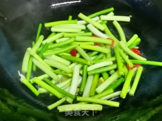 蒜苗炒猪耳的做法步骤：2
