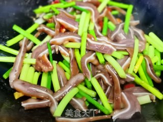 蒜苗炒猪耳的做法步骤：5