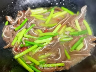 蒜苗炒猪耳的做法步骤：6