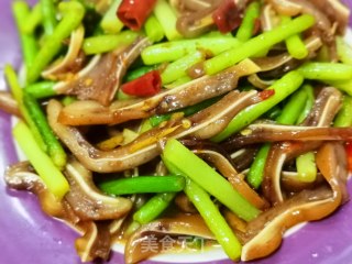 蒜苗炒猪耳的做法步骤：8