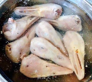 卤鸭头的做法步骤：3