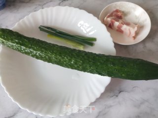 黄瓜片炒肉的做法步骤：1