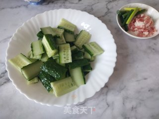 黄瓜片炒肉的做法步骤：2