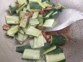 黄瓜片炒肉的做法步骤：5