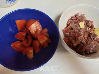 西红柿炒牛肉的做法步骤：1