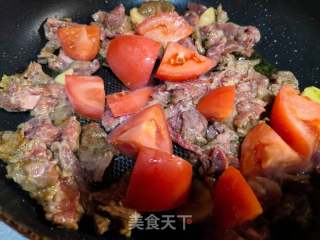 西红柿炒牛肉的做法步骤：3