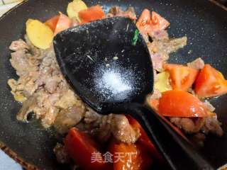 西红柿炒牛肉的做法步骤：4