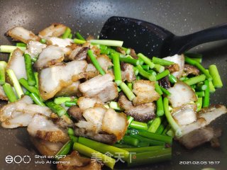 蒜薹炒五花肉的做法步骤：2