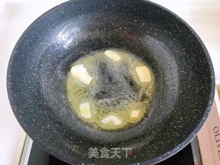 新年必备糖果！越嚼越香的咸蛋黄草莓牛轧糖的做法步骤：4