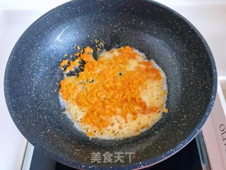 新年必备糖果！越嚼越香的咸蛋黄草莓牛轧糖的做法步骤：5