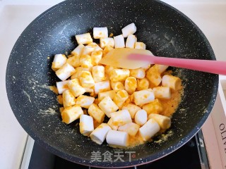 新年必备糖果！越嚼越香的咸蛋黄草莓牛轧糖的做法步骤：6
