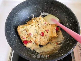新年必备糖果！越嚼越香的咸蛋黄草莓牛轧糖的做法步骤：10