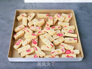 新年必备糖果！越嚼越香的咸蛋黄草莓牛轧糖的做法步骤：12