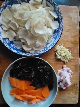 鲜百合炒木耳胡萝卜的做法步骤：1