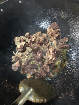 鸡杂红薯粉的做法步骤：1