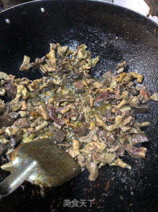 鸡杂红薯粉的做法步骤：2