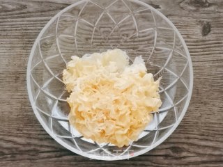 蔓越莓银耳粥的做法步骤：1